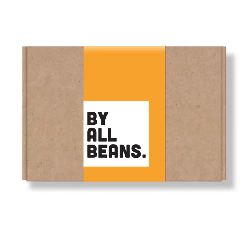 Verzenddoos van By All Beans in kraft met een oranje band en het logo